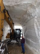 Hakkari’de kar tünelleri oluşturularak yollar açılıyor
