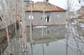 Yüksekova’da ev ve bahçeler su altında kaldı