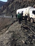 Yüksekova’da hasar gören çöplük yolu onarıldı
