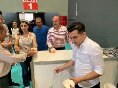 Vali yardımcısı Duruk, fuarda misafirlere ‘devin’ çorbası ikram etti