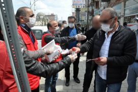 Yüksekova’da ücretsiz dağıtılan maske ve dezenfektan malzemesi için vatandaşlar birbiriyle yarıştı