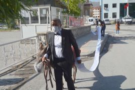 Sanatçı Aydın maske taktığı eşekle hak arayışı için adliye kapısında