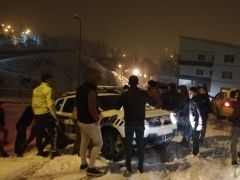 Hakkari’de kar nedeniyle kayganlaşan yolda trafik kazası