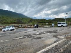Derecik’te sağanak yağış köprüleri yıktı, köy yolları ulaşıma kapandı