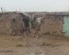 Köye yıldırım düştü: Ahır yıkıldı, bir evin elektronik eşyaları yandı